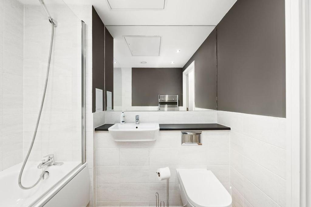 Modern Serviced 3-Bedroom Flat In East Londres Exterior foto