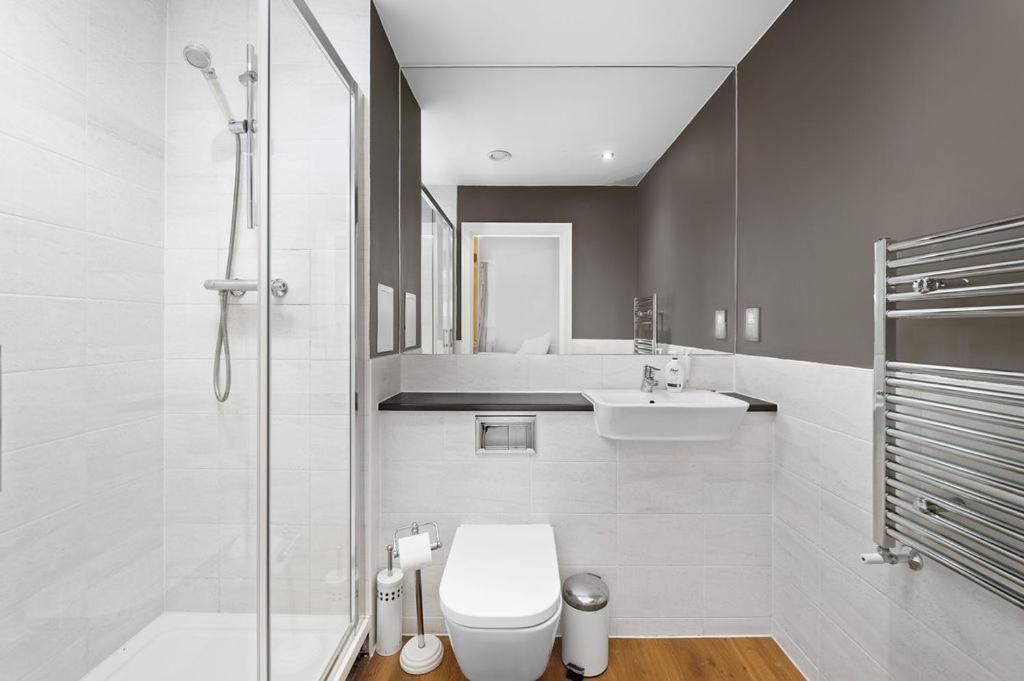 Modern Serviced 3-Bedroom Flat In East Londres Exterior foto